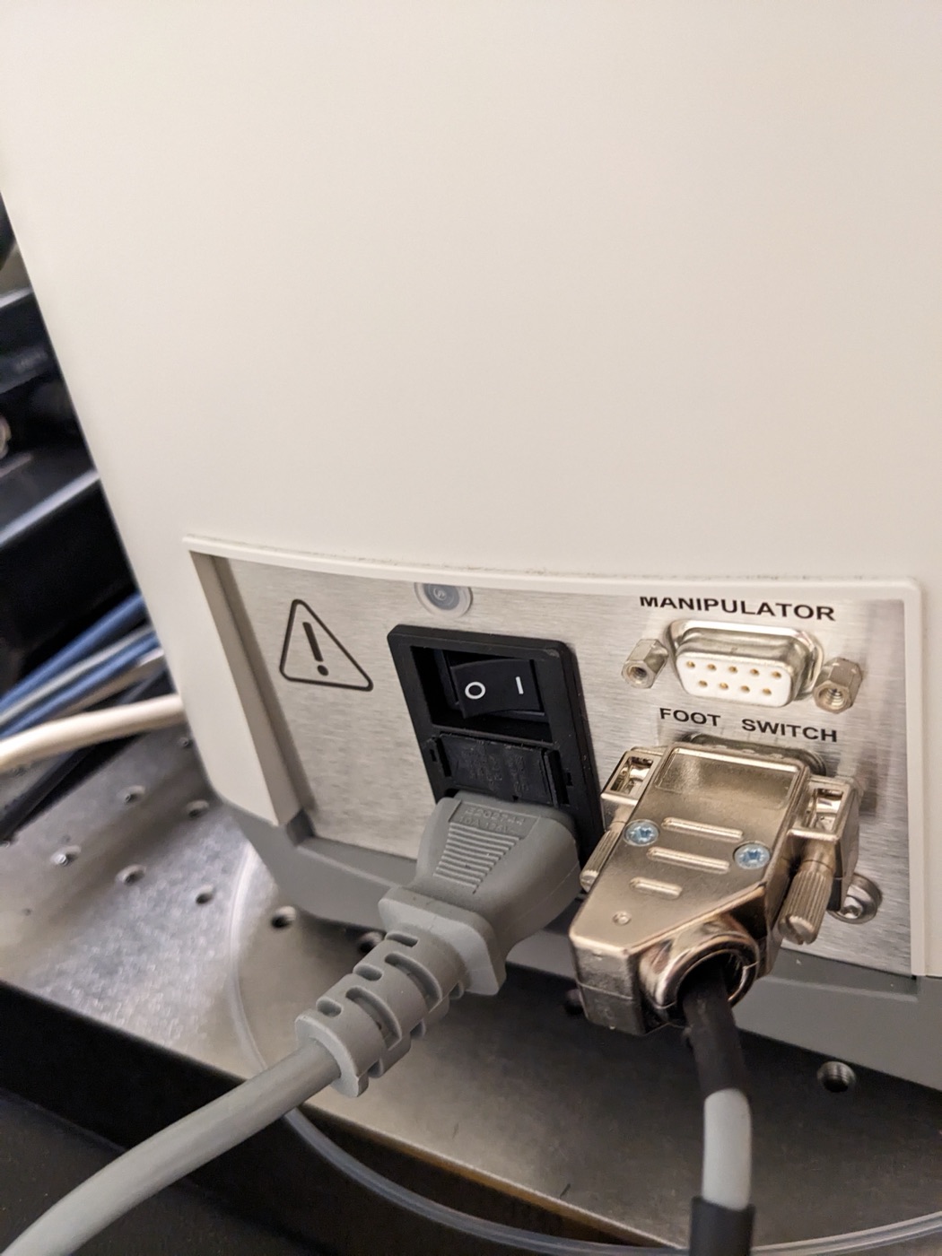 Switch on the FemtoJet with the button on the back