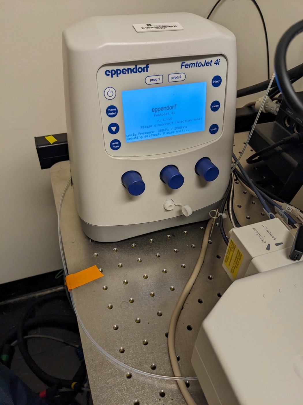 The FemtoJet starts to build up pressure automatically; make sure the tube is disconnected