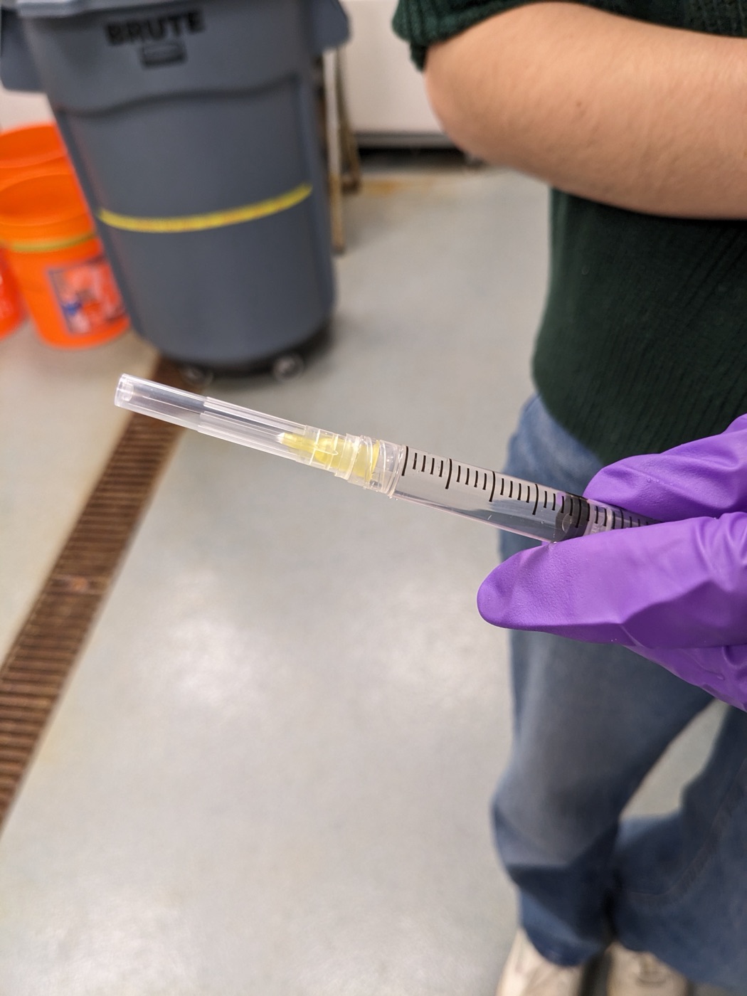 Screwed-on needle